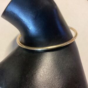 14 kt guld armring glat og rund med lille vedhæng - stemplet 585 - indvendig mål 6.4 cm. - 4 gram