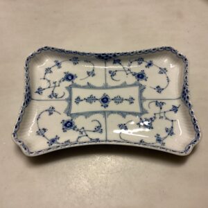 Royal Copenhagen musselmalet halvblonde fad nr. 716 - 1. sortering - 24 x 17 cm.