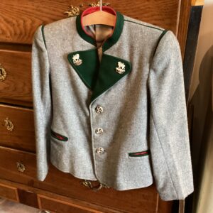 Tyroler Jakke med grøn krave og knapper i ben - tilhørende grøn hat - størrelse ca. 6 år - fra 1950èrne