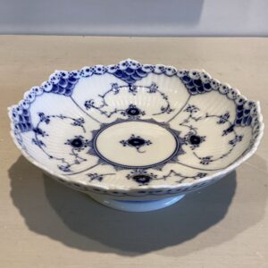 Royal Copenhagen musselmalet halvblonde rund skål på fod #511 - diameter 17.5 cm. højde 6 cm.