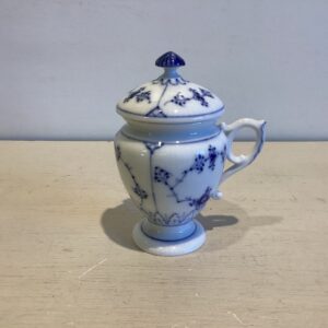 Royal Copenhagen Musselmalet riflet sennepskrukke #138 i porcelæn - højde 12 cm. 1. sortering.