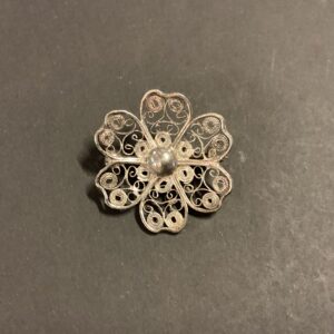 Rund filigran blomst broche i sterling sølv - Stemplet SW 925S - diameter 2.7 cm.