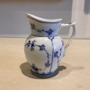 Royal Copenhagen musselmalet flødekande #60 i riflet porcelæn - højde 10.5 cm. - 3. sortering