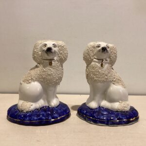 Et par små fine Staffordshire Hunde siddende på blå sokkel - højde 14 cm. bredde 11.7 cm.