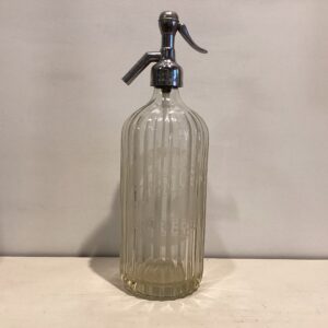 Gammel engelsk sifon flaske i optisk stribet glas med skrift Kosmo Esbjerg - højde 29 cm.