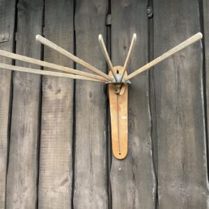 Gammelt væghængt tørrestativ i træ - sammenslået højde 56 cm.