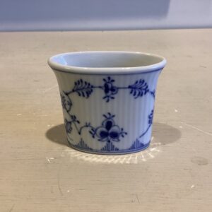 Musselmalet riflet lille oval vase i Kongeligt porcelæn - højde 6 cm. 7 x 3 cm.