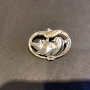 Broche i sølv gennembrudt med fugl - 3.4 x 2 cm.