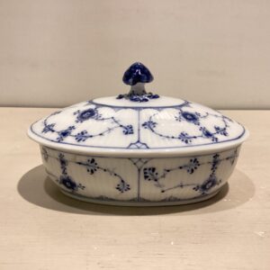 Sjælden Musselmalet sæbeskål #1/444 med låg i riflet porcelæn - klinket med 2 jern hæfteklammer - 1. sortering - længde 15 cm. højde med låg 8.5 cm.