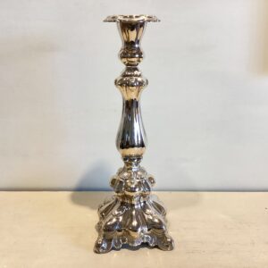 Høj sølv lysestage i rokoko form i tretårnet sølv fra år 1940 - højde 28.5 cm.