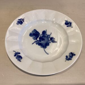 Royal Copenhagen Blå Blomst kantet frokosttallerken nr. 8550 - diameter 22.4 cm. - 1. sortering