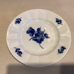 Royal Copenhagen kantet Blå Blomst middagstallerken nr. 8549 - diameter 25.5 cm. - 1. sortering