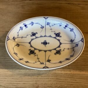 Royal Copenhagen musselmalet salatfad #24 i riflet porcelæn - 25.5 x 19.5 cm. - 2. sortering