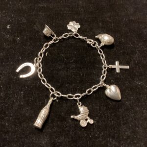 From Barne armbånd med 8 charms i sterling sølv - længde 17.7 cm. (kan justeres mindre)