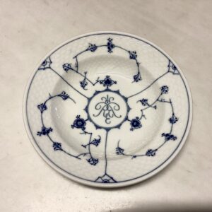 B&G musselmalet dyb tallerken nr. 1008 "Blåmalet hotelporcelæn" diameter 24,8 cm. - med logo fra Bryggergårdens Restaurant