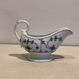 Royal Copenhagen Musselmalet saucekande #308 i riflet porcelæn - højde 10.5 cm. længde 15.5 cm.
