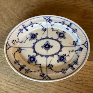 Royal Copenhagen musselmalet lille ovalt fad #233 i håndmalet porcelæn - 18.3 x 15 cm. - 1. sortering