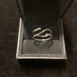 Georg Jensen Magic ring i 18 kt hvidguld med to brillantslebne hvide diamanter på i alt 0.04 karat - design Regitze Overgaard - størrelse 56