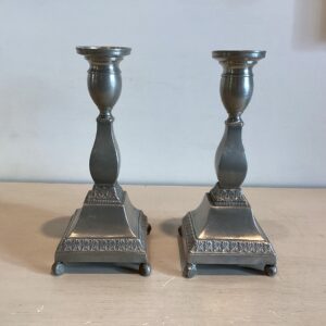 Et par lysestager i tin hver på 4 ben på firkantet base - Sverige ca. år 1800 - højde 18.5 cm.