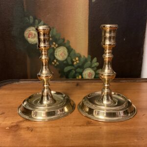 Et par Næstved lysestager i messing - begyndelsen af 1800 tallet - højde 16 cm. -