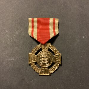 De danske forsvarsbrødres 60 års jubilæumsmedalje i forgyldt metal - med rødt hvidt bånd -stemplet MEGA Denmark - diameter 28 cm.