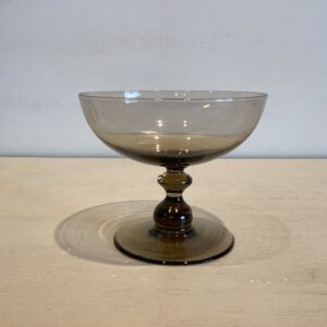 Holmegaard Primula champagneglas/dessertskål røgfarvet glas - design Jacob E. Bang - højde 9.5 cm. diameter 11 cm.
