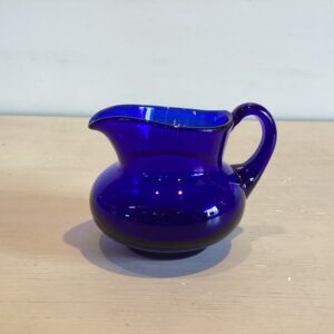 Lille Holmegaard flødekande i mørkeblåt glas med påsat hank - Højde 6 cm.