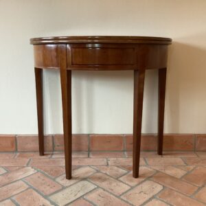 Rundt empire spillebord / konsolbord i mahogni - kan slås ind til halvt bord - skuffe i front - diameter udslået 87.5 cm. Bredde 88.5 cm. højde 78 cm.