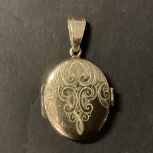 Antik medaljon i gulddouble med fine ciseleringer - ens på begge sider - fint lukkespænde - højde med ophæng 3.8 cm. bredde 2 cm.