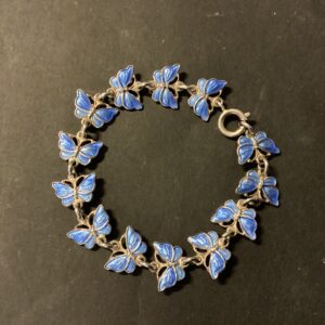 Barne armlænke med blå emalje sommerfugle i sterling sølv - sølvsmed Volmer Bahner - længde 16.2 cm.