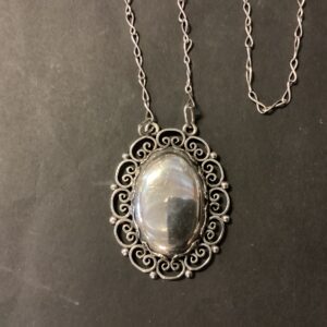 Stort ovalt halssmykke i sølv 830S #33 fra Erikson & Kromann Guldsmedje - længde med kæde 36.2 cm.