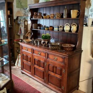 Skøn Dresser/Pralhals i nøddetræ med to hylder - tre underskabe - højde 186 cm. længde 158 cm. dybde 51 cm.